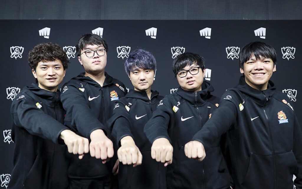 LPL: Sức mạnh của Suning và 'người đàn ông bí ẩn' ở vị trợ lý HLV