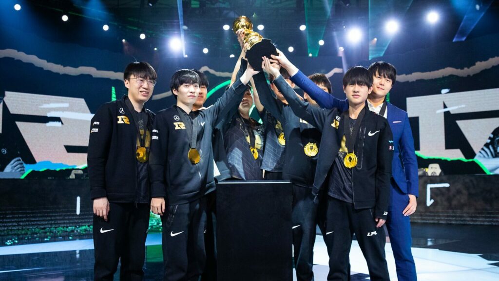 'LoL Esports Manager' - tựa game di động mới của Riot cho phép bạn trở thành một HLV tại LPL