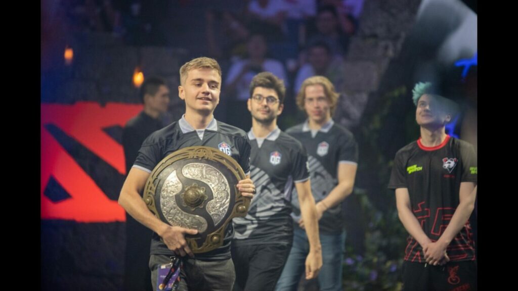 5 chiếc cúp vô địch độc đáo nhất của làng Esports Khiên vô địch The International