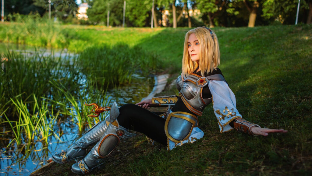 LMHT: Cùng thưởng thức màn cosplay Lux vô cùng ấn tượng từ trang phục cho tới thần thái nhân vật
